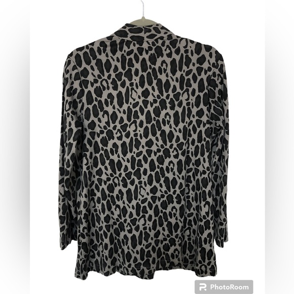 Chico’s Women’s Blouse Shirt Top V Neck Black/Gray Animal Print Chico’s Sz 1 - Picture 2 of 11